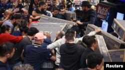 Brezilya'da "Kara Cuma" indiriminden yararlanmak isteyenler sınırlı sayıdaki televizyonlardan satın almaya çalışıyor