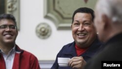 En esta foto del 12 de abril, el presidente venezolano Hugo Chávez conversa animadamente con el ex vice presidente José Vicente Rangel (derecha) y el actual ElíasJaua, ambos miembros del Consejo de Estado que fue completado este jueves 10 de mayo de 2012.