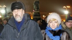 ایرنا کالیپ، روزنامه نگار (راست) به همراه همسرش آندره سانیکوف نامزد مخالفان دولت در انتخابات ریاست جمهوری
