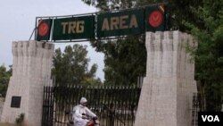 Sarana militer di kota Mardan, Pakistan barat laut.