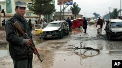 Seorang polisi Afghanistan mengamankan lokasi pasca serangan bom mobil (foto: dok). 