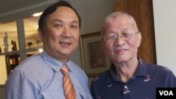 陳一諮（右）接受傑出民主人士獎