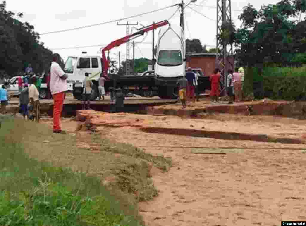 Carro puxado por máquina após chuvas da madrugada de 16 de Dezembro em Maputo.