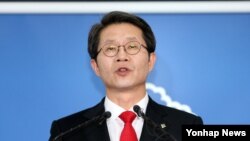 한국의 류길재 통일부 장관이 6일 오후 정부서울청사에서 북한에 남북장관급회담을 제의하는 내용의 브리핑을 하고 있다. 