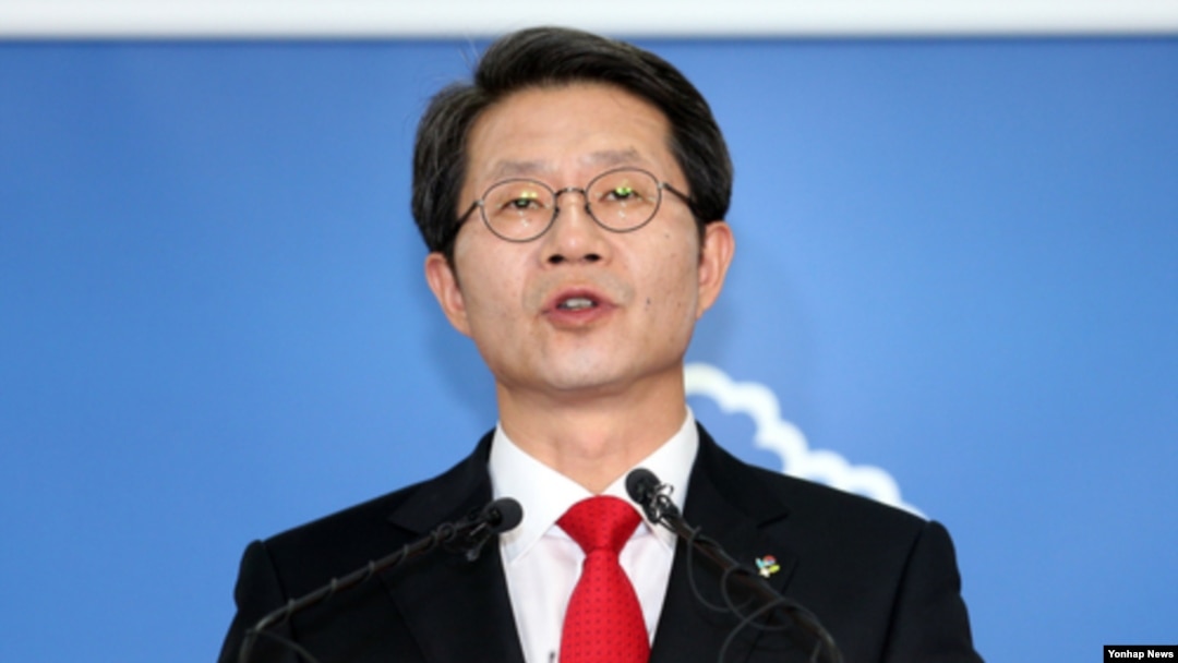 Ministro sul-coreano da unificação, Ryu Kil-Jae durante uma conferencia de imprensa para reagir a proposta da Coreia do Norte