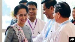 အပစ်ရပ်စာချုပ် လက်မှတ်ရေးထိုးပွဲတွင် ဒေါ်အောင်ဆန်း စုကြည်က မိန့်ခွန်းပြောကြားခဲ့သည်။ နေပြည်တော်၊ ဇန်နဝါရီ ၁၂၊ ၂၀၁၆။