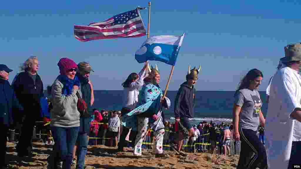 Decenas de personas desafían el frío y las gélidas aguas del Atlántico, en una &quot;carrera de pingüinos&quot; benéfica en la playa de Ocean City, Nueva Jersey. [Fotos: Mitzi Macías, VOA].