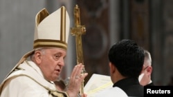 Paus Fransiskus memimpin misa Malam Natal di Basilika Santo Petrus, Vatikan, pada 24 Desember 2023. (Foto: Vatican Media/Handout via Reuters)