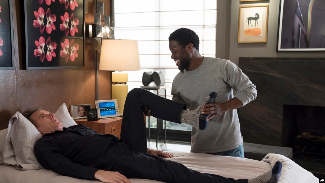 Gambar yang diperoleh dari STXfilms memperlihatkan Bryan Cranston, kiri, dan Kevin Hart, dalam salah satu adegan dari film “The Upside” (foto: David Lee/STXfilms via AP)