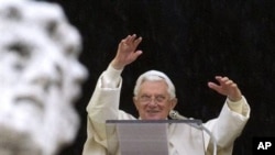 Pope Benedict XVI delivers his blessing during the Angelus noon prayer he celebrated from the window of his studio overlooking St. Peter's square at the Vatican, 31 Oct 2010