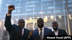 Philonise Floyd et Rodney Floyd (gauche et droite), le frère de George Floyd et le neveu Brandon Williams (au centre) arrivent au tribunal de district américain de St. Paul, Minnesota, le 15 décembre 2021