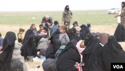 As families evacuate the last enclave of IS fighters in Baghuz, many are sick or injured with nearly 140 people dying in recent weeks, pictured near Baghuz on Feb. 26, 2019. (H.Murdock/VOA)