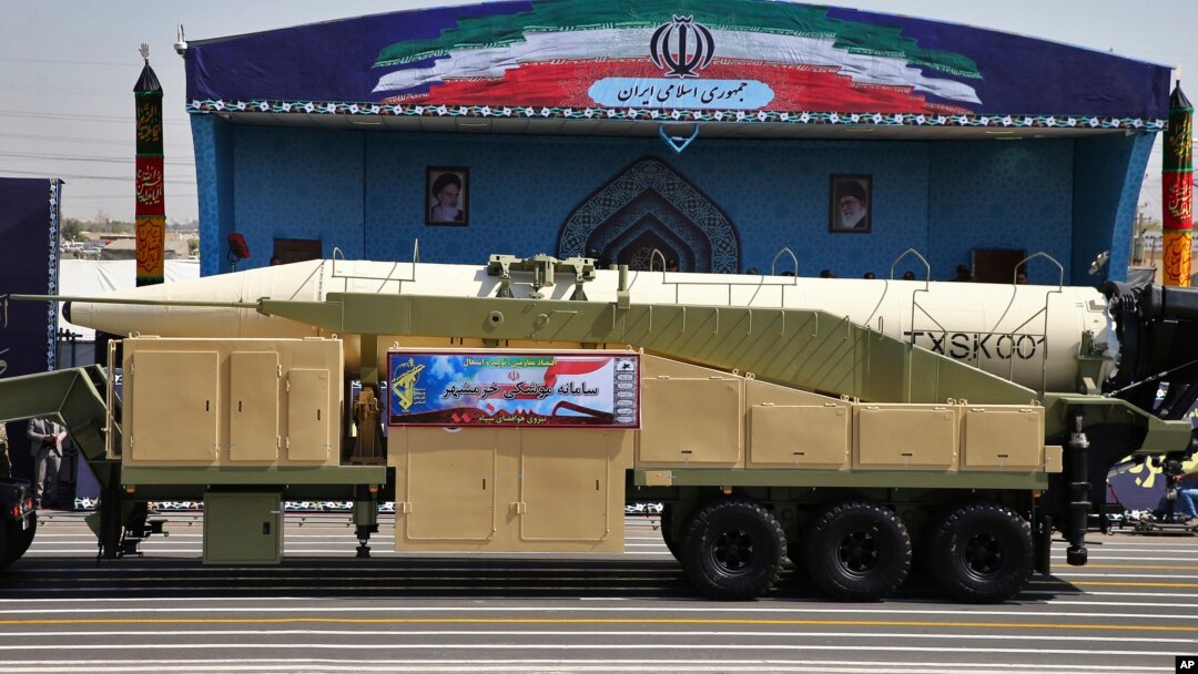 Iranska raketa Koramšar, koju je Revolucionarna garda predstavila na vojnoj paradi povodom 37. godišnjice iračke invazije na Iran, 1980. godine, ispred spomenika poslednjeg utemeljivača revolucije, Ajatolaha Homeinija, u blizini Teherana, Iran, 22. septembar 2017.