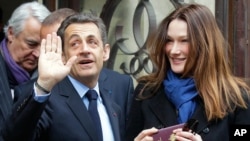 Nicolas Sarkozy et son épouse Carla Bruni après avoir voté au premier tour de la présidentielle, le 22 avril à Paris. (AP)