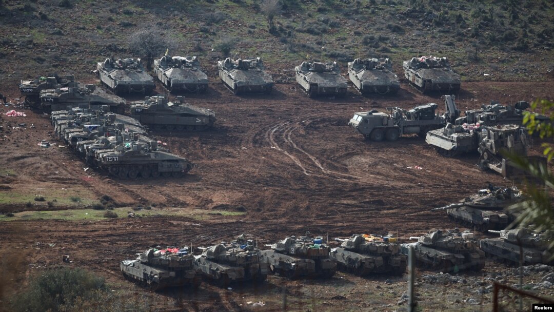 Các xe quân sự của Israel chờ tại vị trí, gần một con đường gần biên giới Israel-Lebanon vào ngày 29/11/2024, sau lệnh ngừng bắn giữa Israel và Hezbollah.
