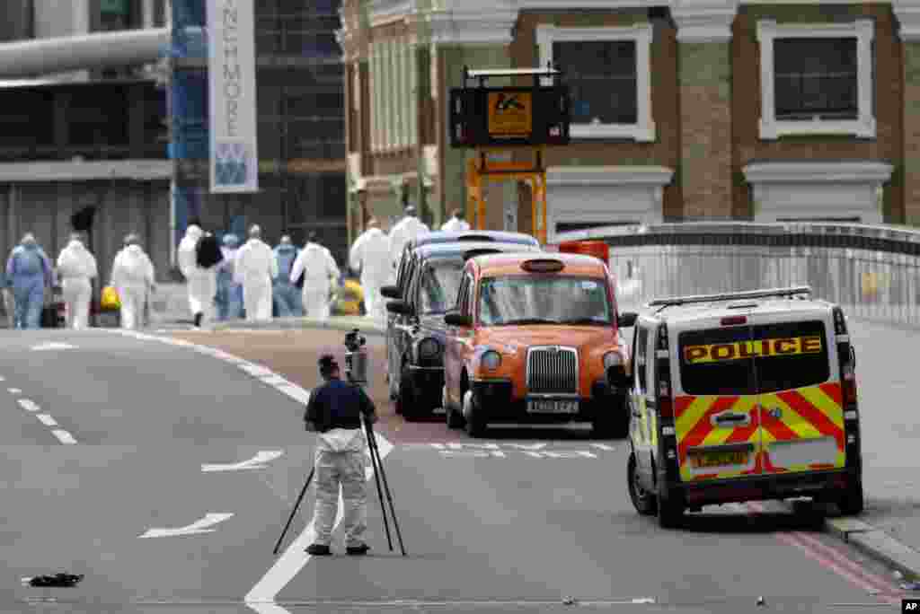 Forensic police work within a cordoned off area after an attack in the London Bridge area of London, June 4, 2017. 