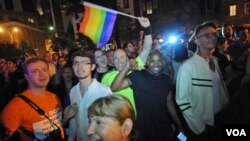 Kaum gay berkumpul di Manhattan, New York untuk merayakan lolosnya UU Pernikahan Gay dan Lesbian di negara bagian New York (24/6).