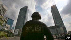 Endonezya'da polis bir eve düzenlediği operasyonla Zülkarneyn kod adlı Aris Sumarsono isimli teröristi yakaladı.