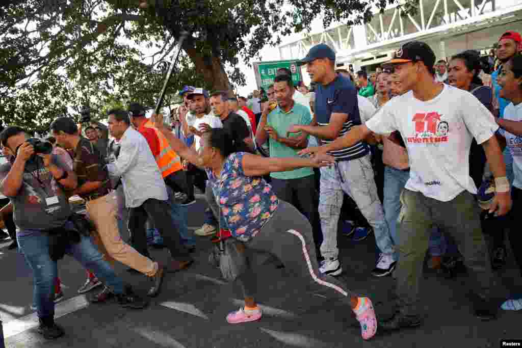 Un partidario del presidente de Nicolás Maduro se pelea con miembros de los medios de comunicación que cubrían la llegada de Juan Guaidó al país, el 11 de febrero de 2020.&nbsp;