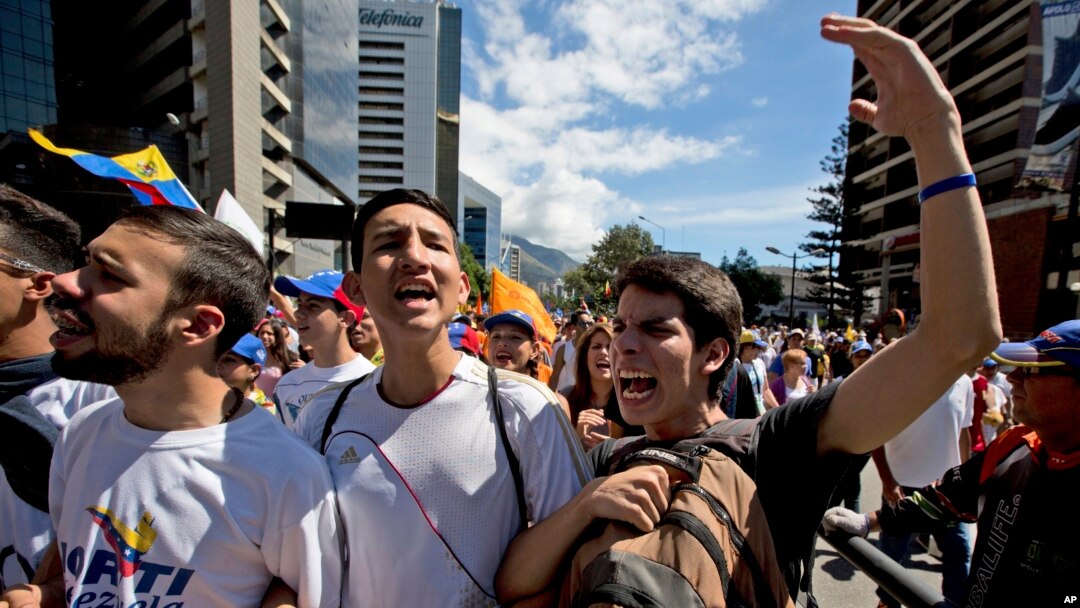 En esta foto de archvio se ve a estudiantes entonan el eslogan "Elecciones ahora" durante una protesta en Caracas, Venezuela, el 23 de enero de 2017.