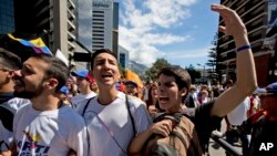 En esta foto de archvio se ve a estudiantes entonan el eslogan "Elecciones ahora" durante una protesta en Caracas, Venezuela, el 23 de enero de 2017.