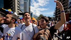 Los estudiantes y profesores venezolanos argumentan que las medidas tomadas por el presidente Maduro asfixian la autonomía universitaria.