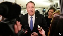 Menlu AS Mike Pompeo berbicara kepada media di atas pesawat Rabu (8/5) setelah kunjungan mendadak ke Baghdad, Irak.