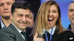 Президент Украины и лидер партии «Слуга народа» Владимир Зеленский с супругой