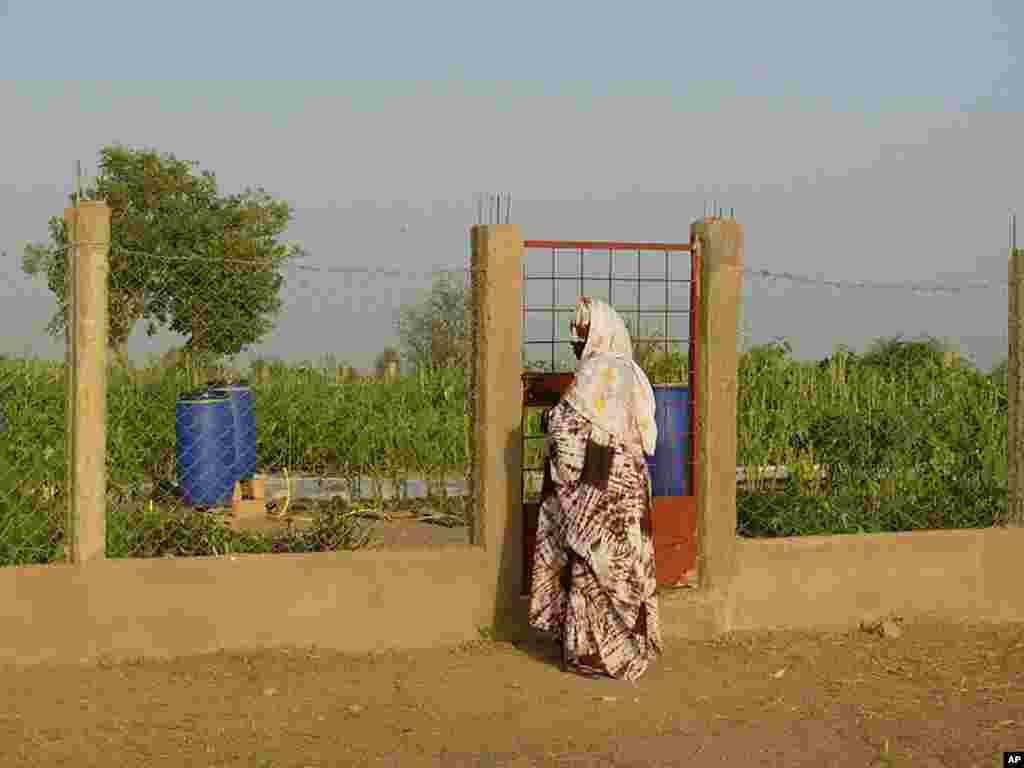 Gates at the Wendou Bosseabe refugee camp is secured, Senegal, October 26, 2011. (VOA - A. Fortier)