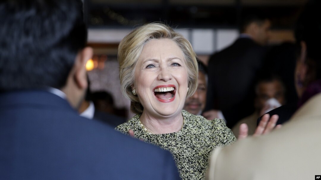 Kandidat calon presiden Partai Demokrat, Hillary Clinton, berbicara dengan warga di Queens, New York (11/4). (AP/Seth Wenig)
