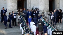 El senador y expresidente de Uruguay, José Mujica, espera al presidente electo Luis Lacalle Pou y a su compañera de binomio Beatriz Argimón, para la ceremonia de juramentación en el Parlamento de Montevideo. Marzo 1 de 2020.