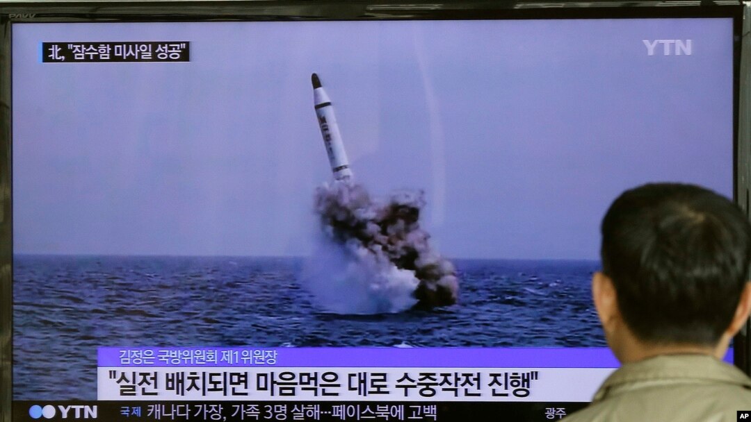 Seorang pria Korea Selatan menonton berita TV tentang rudal Korea Utara. (Foto: dok.)