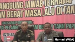 Marinus Yaung (kanan) dan Pangdam Cendrawasih dalam sebuah diskusi mengenai pelanggaran HAM di Papua (Foto: VOA/Nurhadi)