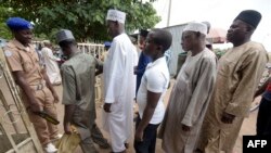 
Les gardes fouillent les fidèles à la mosquée centrale Jimeta de Yola, dans l'Etat d'Adamawa, au nord-est du Nigeria, le 19 juin 2015.