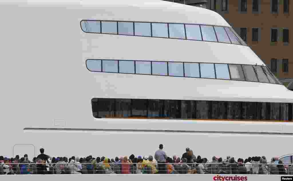 Superiate &quot;Motor Yacht A&quot;, do bilionário russo Andrey Melnichenko, atracado no rio Tamisa em Londres.