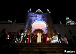 El papa Francisco durante su visita a la Catedral de Quito, Ecuador, el 6 de julio de 2015. El papa Francisco aprovechó su primera misa en Ecuador para pedir apoyo en su esfuerzo por acercarse a los católicos que se sienten marginados por la Iglesia.