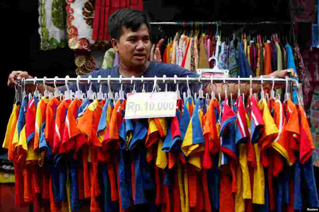 Seorang pedagang baju menunggu pelanggan di sebuah pasar tradisional menjelang Idul Fitri di Jakarta, Senin, 3 Juni 2019. (Foto: AP)