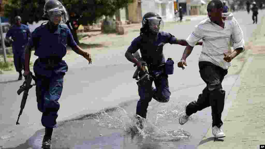 La police anti-émeute pourchasse un manifestant à Bujumbura, Burundi, &nbsp;lundi 4 mai 2015.