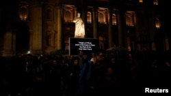 Personas en la Plaza de San Pedro, mientras el Papa Francisco continúa su hospitalización, en el Vaticano, el 26 de febrero de 2025.