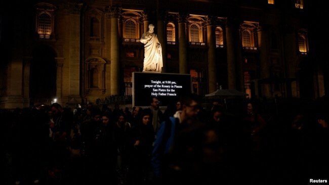 Personas en la Plaza de San Pedro, mientras el Papa Francisco continúa su hospitalización, en el Vaticano, el 26 de febrero de 2025.