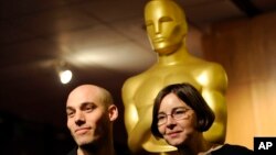 Joshua Oppenheimer (kiri) dan produser Signe Byrge Sorensen dalam sebuah resepsi Academy Awards sebelum malam penganugerahan Oscars.