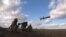 Ushtarët ukrainas duke përdorur raketat amerikane tokë-ajër "Javelin"