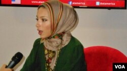 Noor Tagouri meluncurkan kampanye #LetNoorShine untuk memperjuangkan penyiar berhijab di televisi nasional Amerika (foto: VOA/Alina Mahamel). 