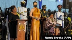 Le Premier ministre de la Barbade, Mia Mottley demande à la nouvelle présidente Sandra Mason de faire de la chanteuse barbadienne Rihanna la 11e héroïne national lors d'une cérémonie pour déclarer la Barbade une république et l'investiture du premier prés