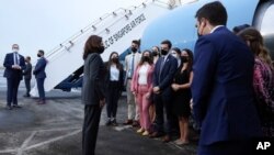 La vicepresidenta de EEUU. Kamala Harris parte de Singapur hacia Vietnam, el 24 de agosto de 2021.