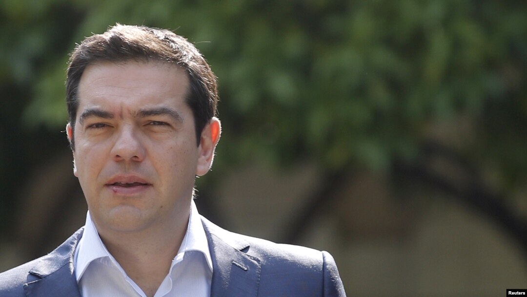 Perdana Menteri Alexis Tsipras meninggalkan kediamannya untuk bertemu dengan para pemimpin partai di istana kepresidenan di Athena, Yunani (6/7).
