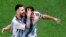 Pemain Argentina Lionel Messi dan Julian Alvarez merayakan gol dicetak Alvarez ke gawang Kroasia dalam pertandingan semifinal Piala Dunia 2022 di Stadion Lusail, Qatar, pada 13 Desember 2022. (Foto: Reuters/Hannah Mckay)