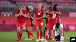 Carli Lloyd, de Estados Unidos, reacciona luego de la derrota de su equipo 1-0 por Canadá durante un partido de fútbol semifinal femenino en los Juegos Olímpicos de Verano de 2020, el lunes 2 de agosto de 2021, en Kashima, Japón.