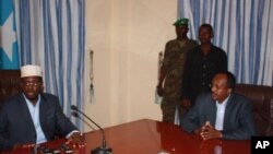 Somali President Sheik Sharif Sheik Ahmed (l) with new Prime Minister Mohamed Abdullahi Mohamed (r)