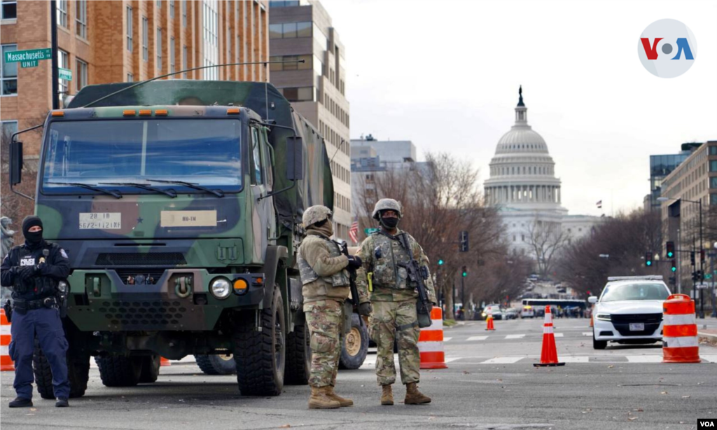 Otros miembros de la Guardia Nacional y el Capitolio de Estados Unidos en el fondo. 20 de enero 2021. [Foto: Alejandra Arredondo] 